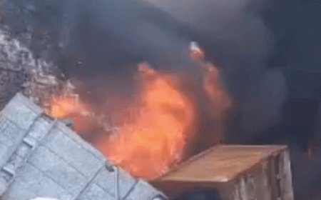 कबाड़ गोदाम में आग से लाखों का सामान जला:मऊ में दमकल की दो गाड़ियों ने डेढ़ घंटे में आग पर काबू पाया