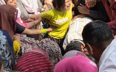 आगरा में डीसीएम की चपेट में आने से छात्रा खुशबू:पोस्टमार्टम के बाद घर पहुंचा शव, छोटी बहन का रो-रोकर बुरा हाल; सहेली जख्मी