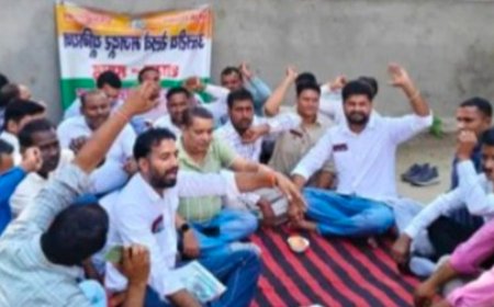 हापुड़ में रेलवे कर्मचारियों का प्रदर्शन:आवासों की मरम्मत, ग्रेड पे और काम आवंटन में सुधार की मांग