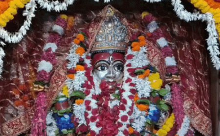 नवरात्रि के पांचवें दिन स्कंदमाता के दरबार में उमड़े भक्त:काशी में मंदिर के बाहर 1KM लगी लंबी लाइन, विद्यार्थियों ने भी मांगा आशीर्वाद