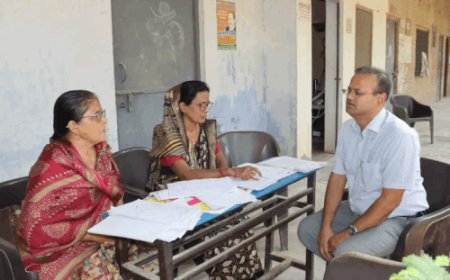 आजमगढ़ में चला विशेष मतदाता अभियान:डीएम रविंद्र कुमार ने किया निरीक्षण, स्कूल में शिक्षक की भूमिका में नजर आए डीएम