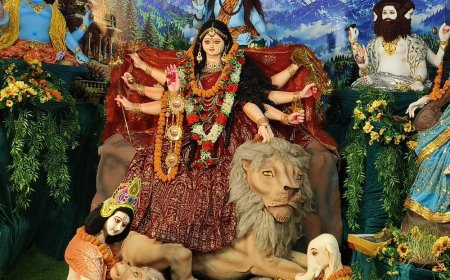 कुशीनगर में महाअष्टमी पर पूजा पंडालों में उमड़े श्रद्धालु:आकर्षक रोशनी से जगमगाया शहर, पुलिस गश्त के साथ तैनात रही फायर ब्रिगेड