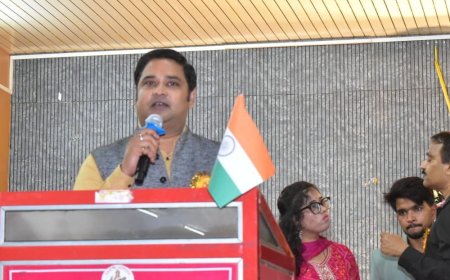 नेशनल पीजी कॉलेज में नए विद्यार्थियों का स्वागत:फ्रेशर्स पार्टी से विद्यार्थियों की झिझक दूर कर आत्मविश्वास बढ़ाने का संदेश
