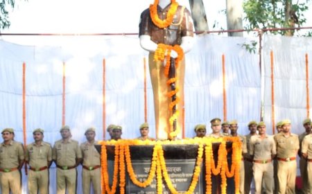 कुशीनगर में शहीद पुलिसकर्मियों को दी श्रद्धांजलि:पुलिस लाइन के शहीद स्मारक पर एसपी समेत अधिकारियों ने पुष्पांजलि अर्पित की, दो मिनट का मौन भी रखा