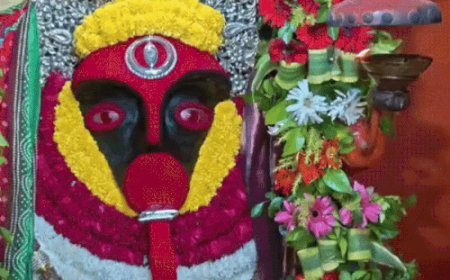 नवरात्रि के सातवें दिन मां-कालरात्रि के दरबार में उमड़े श्रद्धालु:भक्तों ने गुड़हल, चुनरी और नारियल चढ़ाकर मांगा आशीर्वाद