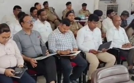 मैनपुरी में 5 हजार छात्रवृत्ति आवेदन अटके:डीएम ने चेतावनी दी, रविवार तक डाटा नहीं भेजा तो स्कूलों की मान्यता रद्द होगी