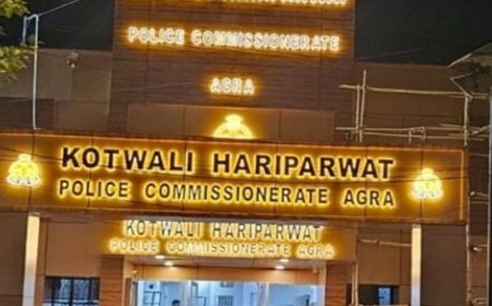 लूट के आरोपितों को पकड़ने पहुंची दिल्ली पुलिस पर पथराव:वर्दी फाड़ी और बदमाशों को छुड़ा ले गई भीड़, 3 पर FIR