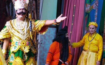 लखनऊ महानगर रामलीला में धनुष यज्ञ और लक्ष्मण-परशुराम संवाद:दर्शकों का ध्यान खींचा, कैकई-मंथरा संवाद का भी मंचन