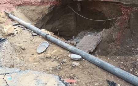 24 घंटे बाद भी नहीं भरा 10 फीट गहरा गड्ढा:लोग बोले शहर में कब कौनसी सड़क धंस जाए, नहीं पता