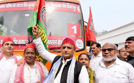 अखिलेश ने दिखाई मुफ्त धार्मिक यात्रा बसों को हरी झंडी:PDA का संदेश गांव-गांव पहुंचाने की अपील, बुलंदशहर के शिकारपुर में दो बसों से श्रद्धालुओं को मिलेगी सुविधा