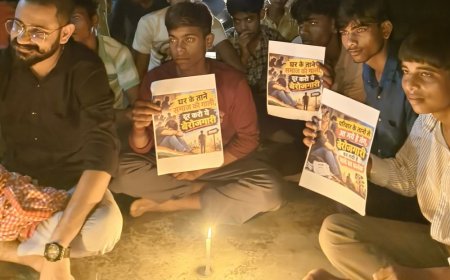 गोंडा में बेरोजगारी के खिलाफ युवाओं का घर छोड़ो सत्याग्रह:डिग्रियां हाथ में लेकर सड़कों पर बैठे, बोले- रोजगार का ठोस समाधान होने तक नहीं लौटेंगे