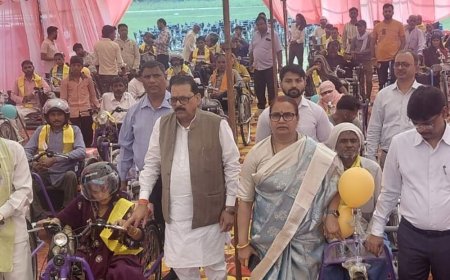 हाथरस में दिव्यांगों को मिले कृत्रिम अंग और सहायक उपकरण:जनप्रतिनिधियों की मौजूदगी में दिव्यांगों को उपकरण बांटे