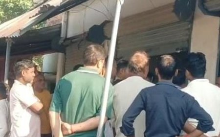 अम्बेडकरनगर में सिंघलपट्टी बाजार में तीन दुकानों के ताले टूटे:जनसेवा केंद्र और किराना दुकान से नकदी-सामान चोरी, पुलिस जांच में जुटी