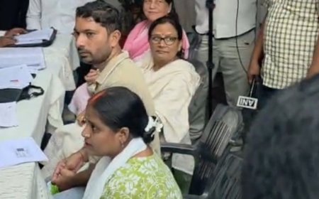मतदाता विशेष अभियान में केंद्रों पर पहुंचे मतदाता:मुख्य निर्वाचन अधिकारी नवदीप रिणवा ने लखनऊ में बीएलओ और मतदाताओं से की बातचीत, अभियान की व्यवस्थाओं की ली जानकारी