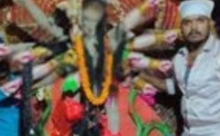 डांट से नाराज युवक ने मां दुर्गा की प्रतिमा तोड़ी:जौनपुर के अतरौरा में ग्रामीणों ने की पिटाई, विवाद बढ़ने पर पुलिस ने कराया विसर्जन