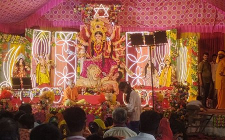 नवरात्र पर सजाया गया भव्य पंडाल:देवगढ़ कमासिन में मां दुर्गा की आराधना, रोज बांटा जा रहा प्रसाद