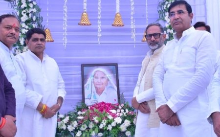 बुलंदशहर में श्रद्धांजलि सभा:कैलाशो देवी के चित्र पर माल्यार्पण, राजनीतिक व सामाजिक हस्तियों ने किया नमन