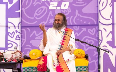 गुरुदेव से मिले मुजफ्फरनगर के युवा:बेंगलुरु में 2,000 युवाओं से संवाद, अलग पहचान बनाने की दी सीख