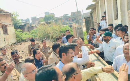 आबकारी कार्यालय की बाउंड्री पर भिड़े अधिवक्ता:बुधवार को गिराई, गुरुवार को फिर से बनी; वकील हड़ताल पर