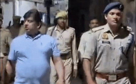 महोबा में अष्टमी पर एसडीएम-सीओ ने किया फ्लैग मार्च:नवरात्रि के लिए सुरक्षा जांची, दुकानदारों को अतिक्रमण हटाने की चेतावनी