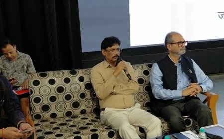 हाथरस में शिक्षक-स्नातक MLC चुनाव का प्रशिक्षण:डीएम ने अधिकारियों को दिए पारदर्शी चुनाव कराने के निर्देश, 23 अक्टूबर को मतदान