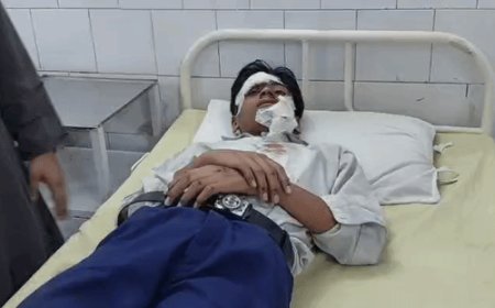 गाजियाबाद में तेज रफ्तार क्रेटा की टक्कर से 3 घायल:कलेक्ट्रेट रोड पर सेठ मुकंदलाल के सामने हुआ एक्सीडेंट, बाइक के परखच्चे उड़े