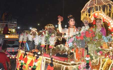 लखनऊ में राजा रामचंद्र की नगर दर्शन शोभायात्रा निकली:ऐशबाग रामलीला मैदान से शुरू हुई यात्रा में रामायण के कई पात्र शामिल हुए