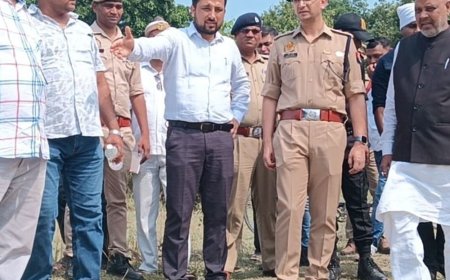 बाढ़ पीड़ितों के बीच पहुंचे डीएम-एसपी:नेपाल से 5 लाख क्यूसेक पानी छोड़ने से सोहगीबरवा के 3 गांव प्रभावित, 8 हजार लोग परेशान