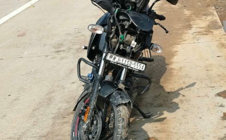 यमुना एक्सप्रेसवे पर बाइक कार से टकराई, दो युवक घायल:मथुरा के नौहझील क्षेत्र में हुआ हादसा, घायलों को अस्पताल भेजा