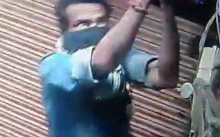 बहराइच में चोर AC बॉक्स खोलने में नाकाम, तार काटे:मोबाइल सेंटर में चोरी का प्रयास CCTV में कैद, मुंह पर कपड़ा बांधे दिखा चोर