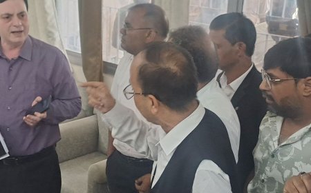 अधिवक्ताओं से मुलाकात न होने पर डीएम ने दी सफाई:बलरामपुर में बोले- पहले से सूचना नहीं थी, ज्ञापन लेने से इनकार का सवाल ही नहीं