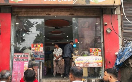 हरदोई में बिना लाइसेंस मिठाई फैक्ट्री बंद कराई:53 हजार का 60 किलो काजू सीज, रसगुल्ले नष्ट किए, तीन दुकानों से खाद्य नमूने लिए