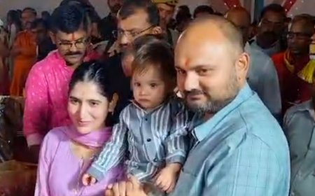 प्रतापगढ़ डीएम की पत्नी ने स्टेज पर किया गरबा डांस:नगाड़े संग ढोल बाजे गाने पर श्रुति शिवा ने मंच पर दी शानदार प्रस्तुति, देखने उमड़ी भीड़
