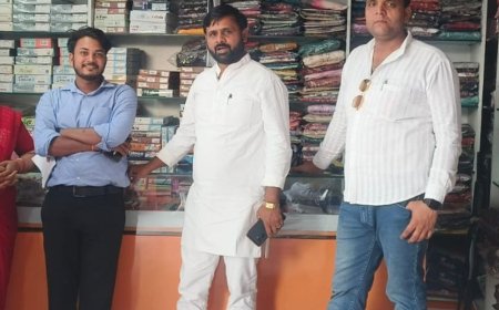 वाराणसी में व्यापारियों से मिले पार्टी पदाधिकारी:राष्ट्रीय अध्यक्ष संग पहुंचे विभिन्न क्षेत्रों में, व्यापारिक मुद्दों पर किया जनसंपर्क