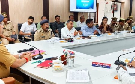 संत कबीरनगर पुलिस लाइन में एसपी की अपराध गोष्ठी:त्योहारों में संवेदनशील जगहों पर बढ़ेगी निगरानी, फरार आरोपियों की गिरफ्तारी पर जोर