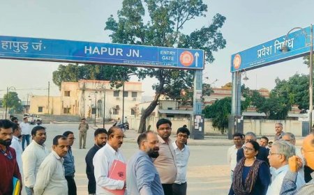 DRM ने हापुड़ स्टेशन के कामों का जायजा लिया:अमृत भारत स्टेशन योजना के तहत चल रहे पुनर्विकास कार्य समयसीमा में गुणवत्ता के साथ पूरे करने के निर्देश