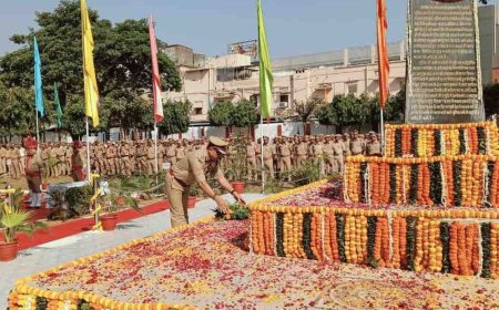गोरखपुर में शहीद पुलिसकर्मियों को किया याद:पुलिस स्मृति दिवस पर अधिकारियों ने दी श्रद्धांजल, बोले- जवानों का बलिदान हमेशा करेगा प्रेरित