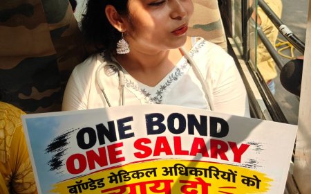 लखनऊ में बांडेड डाक्टरों का प्रदर्शन:सामान्य वेतन की मांग को लेकर सीएम आवास की तरफ बढ़े, ACP ने हाथ जोड़कर खत्म करवाया प्रदर्शन