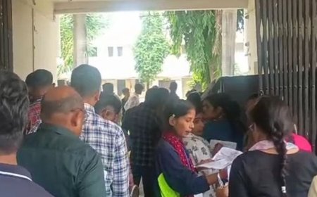 गोंडा में PET परीक्षा के लिए लगी लंबी लाइन:परीक्षार्थियों की जा रही त्रिस्तरीय सघन चेकिंग, उतरवाए जा रहे गले में पहने माले