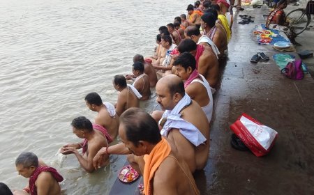 उन्नाव में पितृपक्ष के पांचवें दिन श्रद्धालुओं ने किया तर्पण:गंगा तट पर उमड़ी भीड़, घरों में भी हुए श्राद्ध कर्म और दान