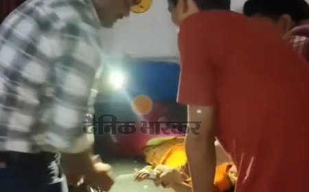 इटावा जिला अस्पताल में टॉर्च की रोशनी में हुआ इलाज:45 मिनट तक गुल रही बिजली, डॉक्टर और स्वास्थ्यकर्मी परेशान