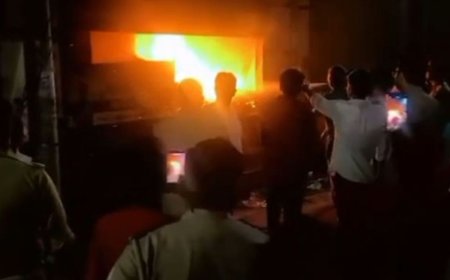 दवा दुकान और बैंक के इलेक्ट्रिक रूम में लगी आग:मेरठ में लाखों के नुकसान की आशंका, एक घंटे तक धधकती रही