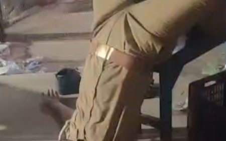 नशे में धुत सिपाही सिर के बल लेटा रहा,VIDEO:चित्रकूट में शराब ठेके के बाहर लगाता रहा खर्राटे, कुर्सी पर थे पैर