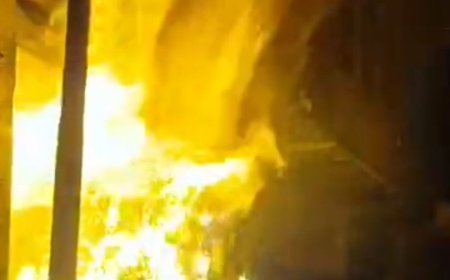 हाथरस में रेडीमेड दुकान में लगी आग:20 लाख से ज्यादा का नुकसान, दीवारें दरकीं; 2 घंटे बाद बुझी आग
