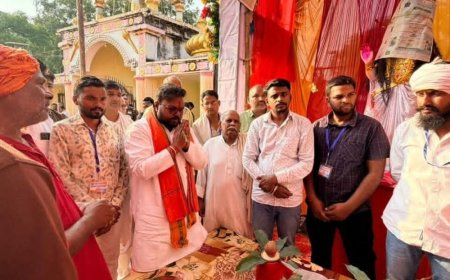 बलिया में दुर्गा प्रतिमाओं के पट खुले:महासप्तमी पर मंदिरों में पूजा-अर्चना, श्रद्धालुओं ने सुख शांति की कामना