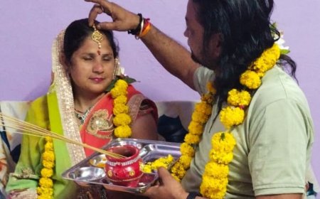 बादलों के कारण ललितपुर में चांद नहीं दिखा:करवा चौथ पर महिलाओं ने थाली में चांद की आकृति बनाकर खोला व्रत; 100 से अधिक महिलाओं ने की पूजा
