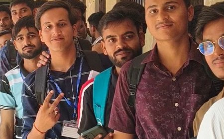 छात्रवृत्ति फॉर्म जमा करने को लगी लंबी लाइनें:बरेली कॉलेज में सुबह 6 से रात 10 बजे तक काम, भूखे-प्यासे इंतजार कर रहे छात्र