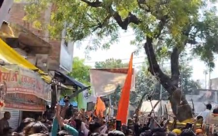 शोहरतगढ़ में विजयदशमी पर शस्त्र पूजन का पारंपरिक जुलूस निकला:सांसद जगदंबिका पाल हुए शामिल, पुलिस सुरक्षा में मुस्तैद रही