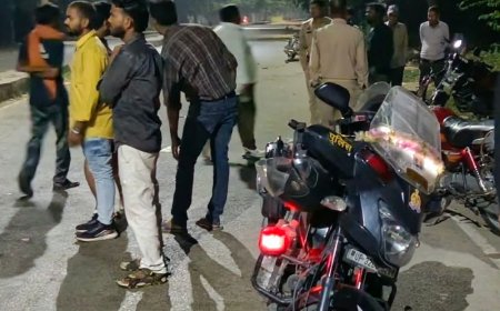 फोर व्हीलर की टक्कर से बाइक सवार दो युवक घायल:सोनभद्र में काशी मोड़ कॉलोनी बस स्टैंड के पास हादसा, पुलिस ने पहुंचाया अस्पताल