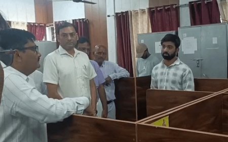 विकास भवन में गंदगी देख नाराज हुए कमिश्नर:औचक निरीक्षण करने पहुंचे थे; बोले-आफिस को कूड़ेदान बना रखा है